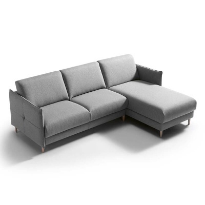 Sofá de canto cinzento com três assentos e pés de madeira