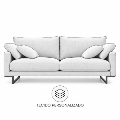 Sofá cinzento claro com almofadas e pernas metálicas