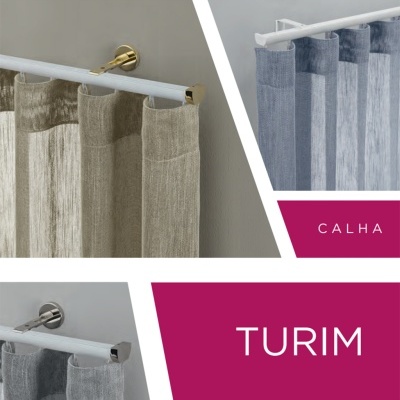 Cortinas de linho cinza claro e bege com barra branca e suportes metálicos dourados e prateados