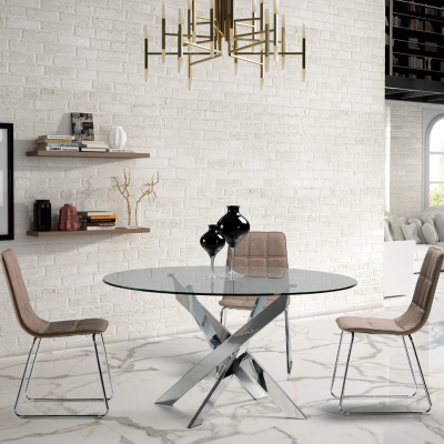 Mesa de jantar redonda de vidro com base cromada e três cadeiras de tecido castanho