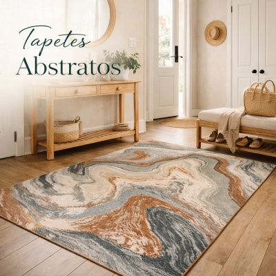 Tapete abstrato com padrão ondulado em tons terra e azul numa sala com móveis de madeira clara e porta branca