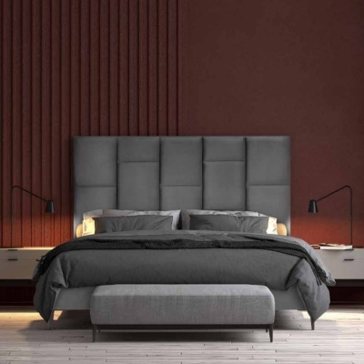 Cama casal com cabeceira cinzenta e roupa de cama cinzenta escura numa sala de tons vermelhos escuros