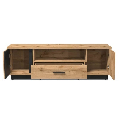 Móvel de televisão em madeira clara e preto com portas e gaveta.