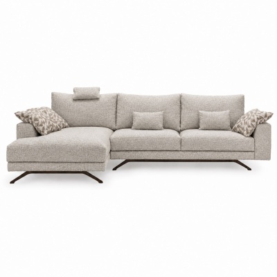 Sofá chaise longue bege com almofadas decorativas geométricas castanhas