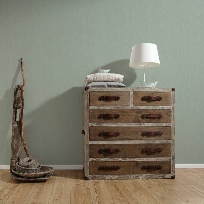 Cômoda rústica de madeira com quatro gavetas e lâmpada branca no topo