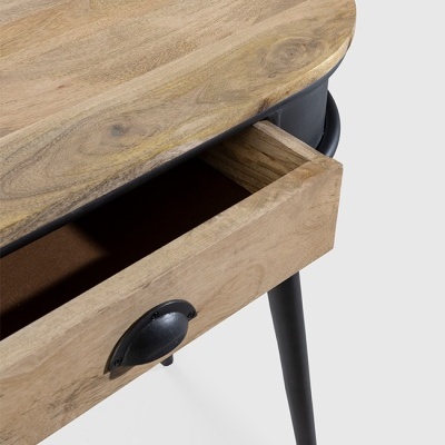 Mesa de madeira com gaveta aberta e pernas pretas