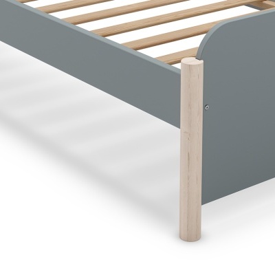 Cama com estrutura cinza, ripas de madeira clara e pernas de madeira natural