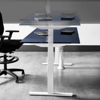 Mesa de escritório azul escuro com pernas brancas e cadeira preta em piso cinza