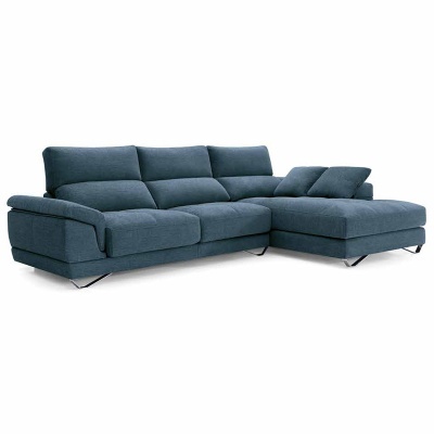 sofá chaise longue azul escuro em tecido com almofadas sobre fundo branco