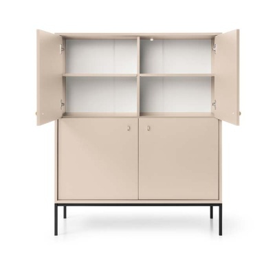 Armário moderno em madeira bege com portas e prateleiras internas
