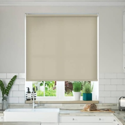 Cozinha branca com estore beige na janela e itens varios na bancada