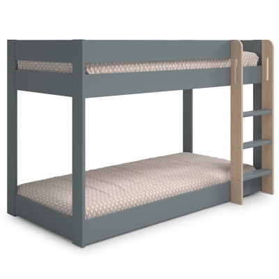 Cama beliche azul com degraus em madeira clara e colchões bege com bolinhas brancas