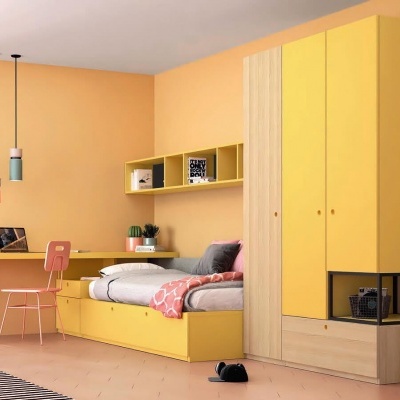 Quarto juvenil com móveis amarelos e detalhes de madeira clara e rosa.