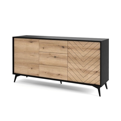 Aparador preto e madeira clara com padrão geométrico em chevrons