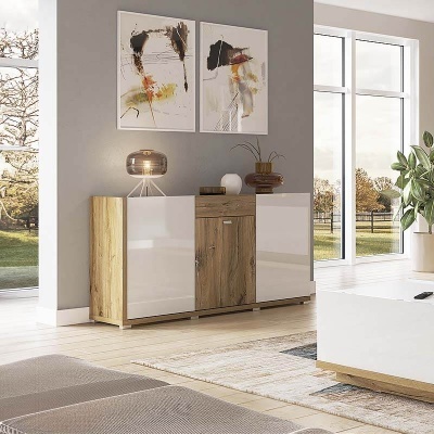 Aparador moderno em madeira clara e branco com decoração e quadros abstratos na parede cinzenta