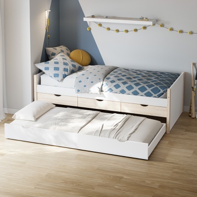 Cama de madeira clara com gavetas e cama extra branca puxada para fora num quarto com decoração minimalista.