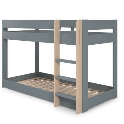 Beliche cinzento com escada de madeira natural e ripas visíveis