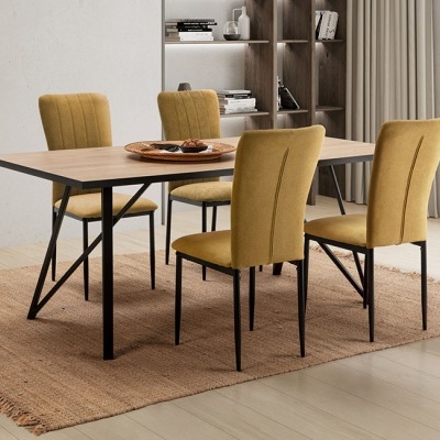 Conjunto de mesa de jantar com quatro cadeiras amarelas e estante ao fundo
