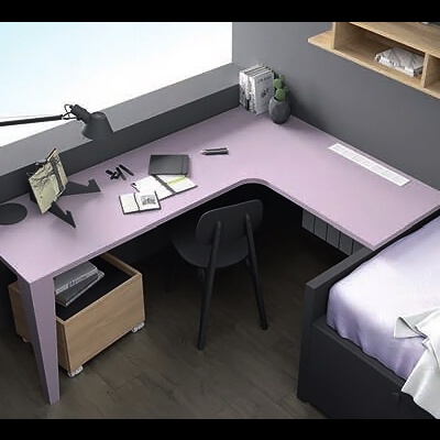 Escrivaninha em forma de L com tampo lilás num quarto cinza com cama e cadeira preta