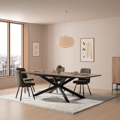 Mesa de jantar moderna com quatro cadeiras verdes e candeeiro suspenso redondo em sala minimalista.