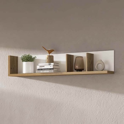 Prateleira de parede em madeira clara com decoração minimalista num ambiente claro