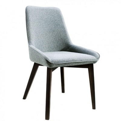 Cadeira estofada cinzenta com pernas de madeira escura