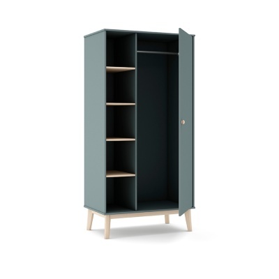 Guarda-roupa cinza escuro com prateleiras e porta aberta