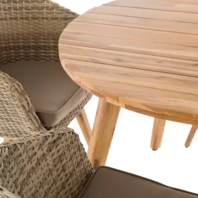Conjunto de esplanada com cadeiras de vime bege e almofadas castanhas e mesa de madeira clara redonda