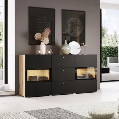 Aparador moderno preto com iluminação e decoração numa sala cinzenta