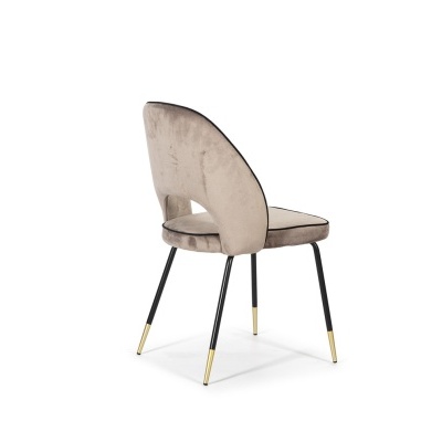 Cadeira tapizada bege com pernas pretas e pontas douradas