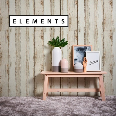 Mesa de madeira rosa claro com vasos cerâmicos e moldura decorativa na parede de madeira clara