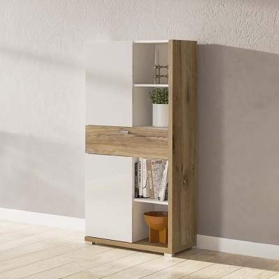 Estante alta de madeira branca e carvalho com livros e decoração