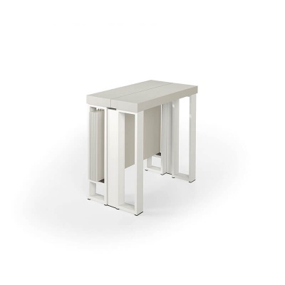 Mesa extensível cinza claro com tampo dobrável sobre fundo branco