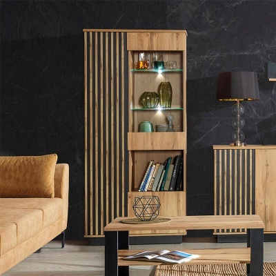 Sala de estar com móveis de madeira clara e detalhes pretos, com estante, aparador, mesa de centro, sofá bege e objetos decorativos