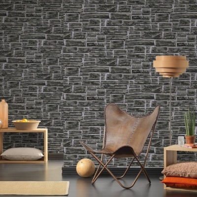 Interior com parede cinzenta em padrão pedra, cadeira em couro castanho e prateleira em madeira
