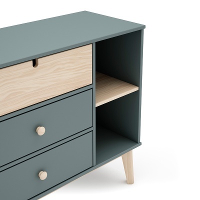 móvel de sala em tons de verde-azulado e madeira clara com gavetas e compartimento aberto