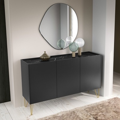 Aparador preto com tampo de mármore e espelho irregular na parede acima.