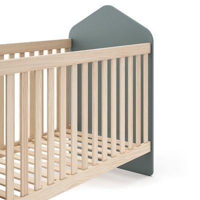 Berço de bebé em madeira clara com painéis cinza-azulados