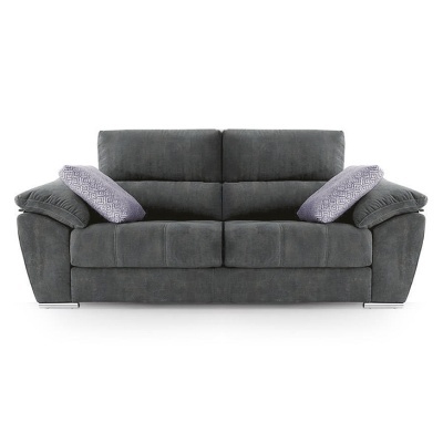 Sofá cinzento escuro com duas almofadas cinzentas claras e padrão geométrico