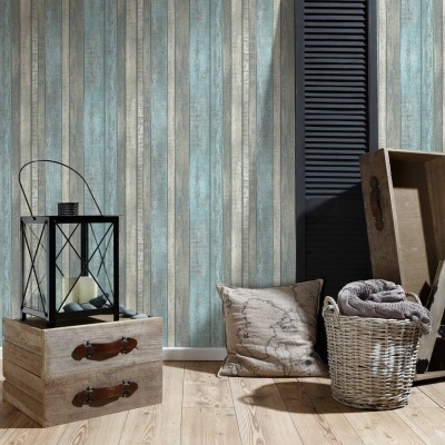 Decoração interior com parede de painéis azuis e bege, chão de madeira, lanterna preta, almofada, manta e cestas de vime