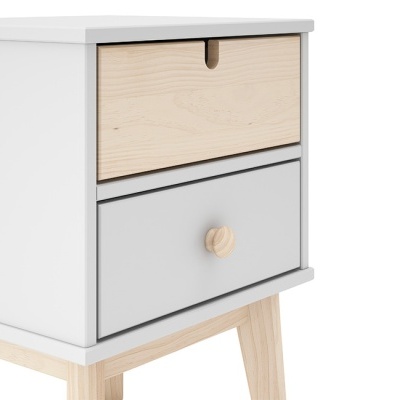 Móvel de duas gavetas em madeira clara e cinzenta, corpo branco, pés em madeira clara