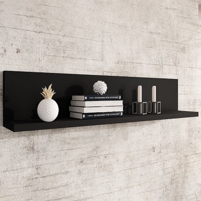 Prateleira preta com livros, velas e objetos decorativos sobre parede branca de tijolo.