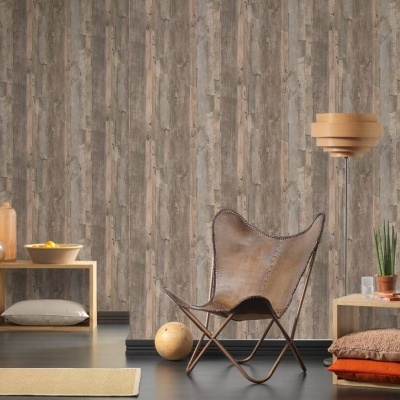 Interior com cadeira de pele castanha, abajur de madeira e estantes modulares com decoração