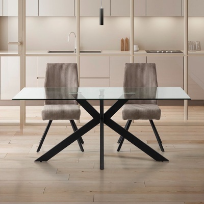 Mesa de vidro com duas cadeiras estofadas cinza numa cozinha clara