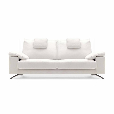 Sofá branco de três lugares em fundo branco