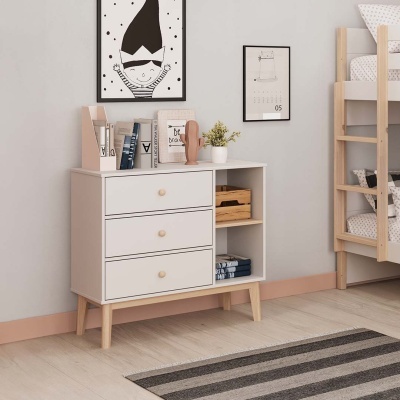 Cómoda branca com três gavetas e prateleiras em quarto infantil decorado