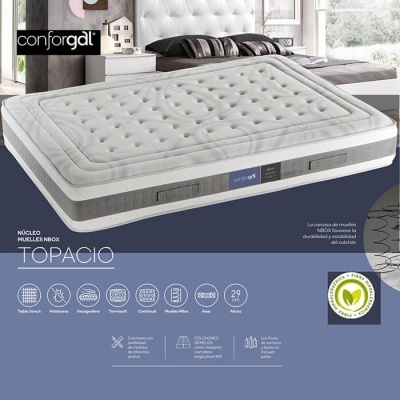 Colchão branco com padrão de botões e laterais cinzas, em ambiente interior moderno