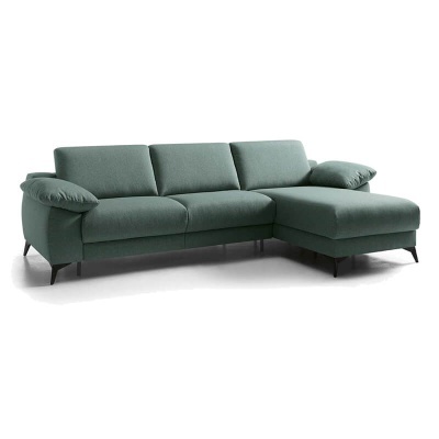 Sofá chaise-longue verde em tecido com braços almofadados e pernas metálicas pretas.