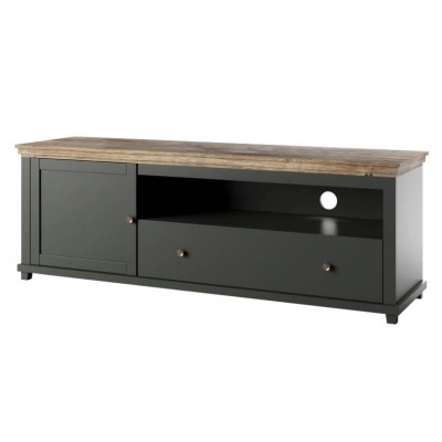 Móvel para TV preto com tampo de madeira clara, porta, gaveta e prateleira aberta com orifício para cabos