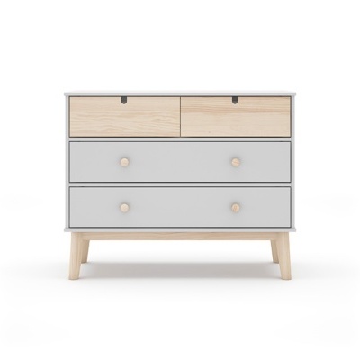 Cômoda de madeira com quatro gavetas e pernas tonificadas